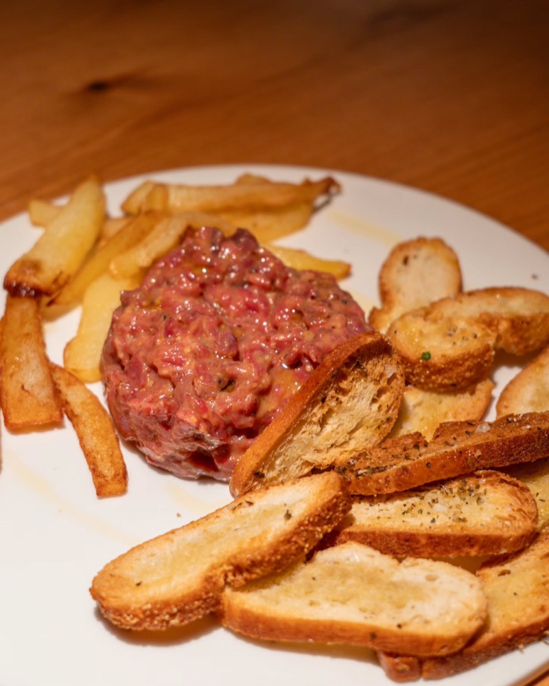 Steak tàrtar amb torrades i patates fregides