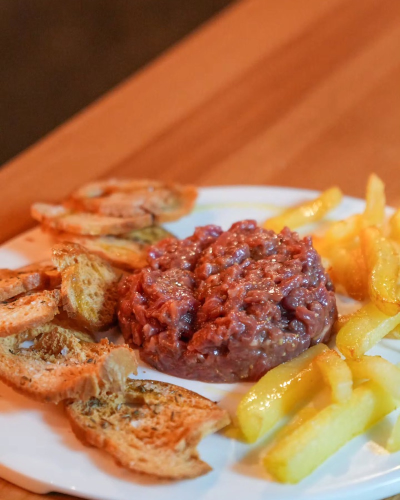 Steak tàrtar amb patates fregides i torrades d’herbes