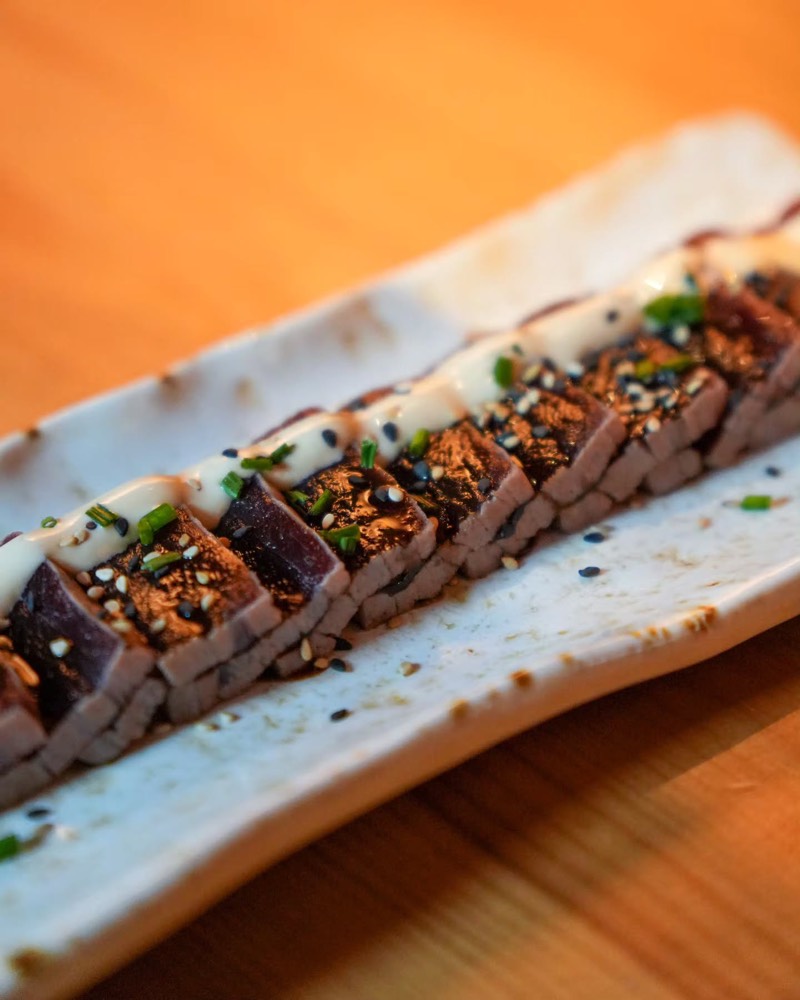 Tataki de tonyina tallat a làmines, amb sèsam