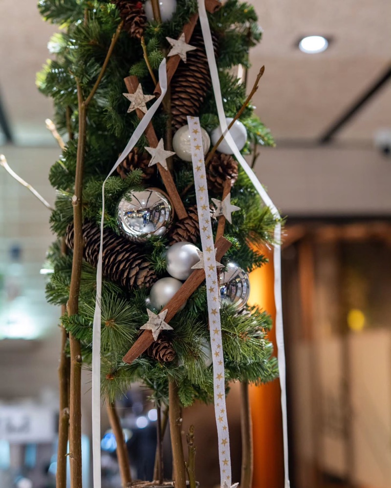 L’arbre de Nadal decorat a la sala