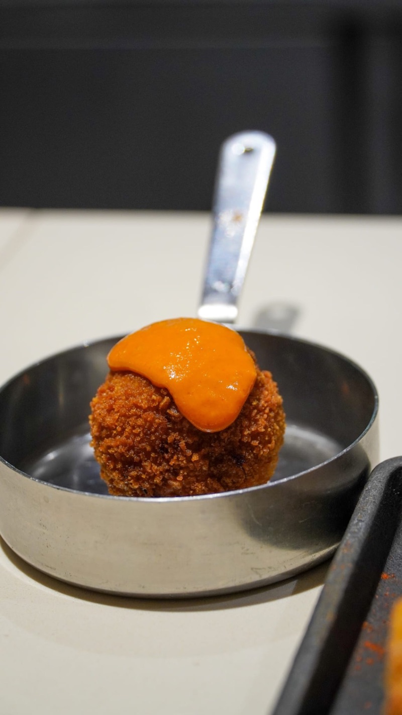 Una bomba amb salsa picant en un cassó petit
