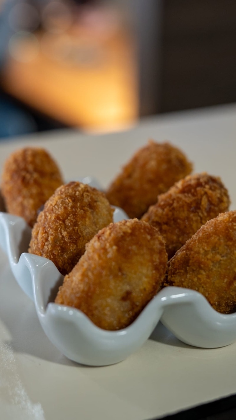 Croquetes en un bol blanc