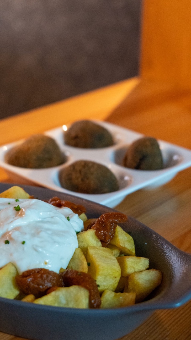 Croquetes i un bol de patates braves