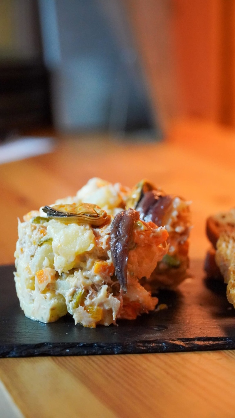 Ensaladilla amb musclos i anxova, vista de prop