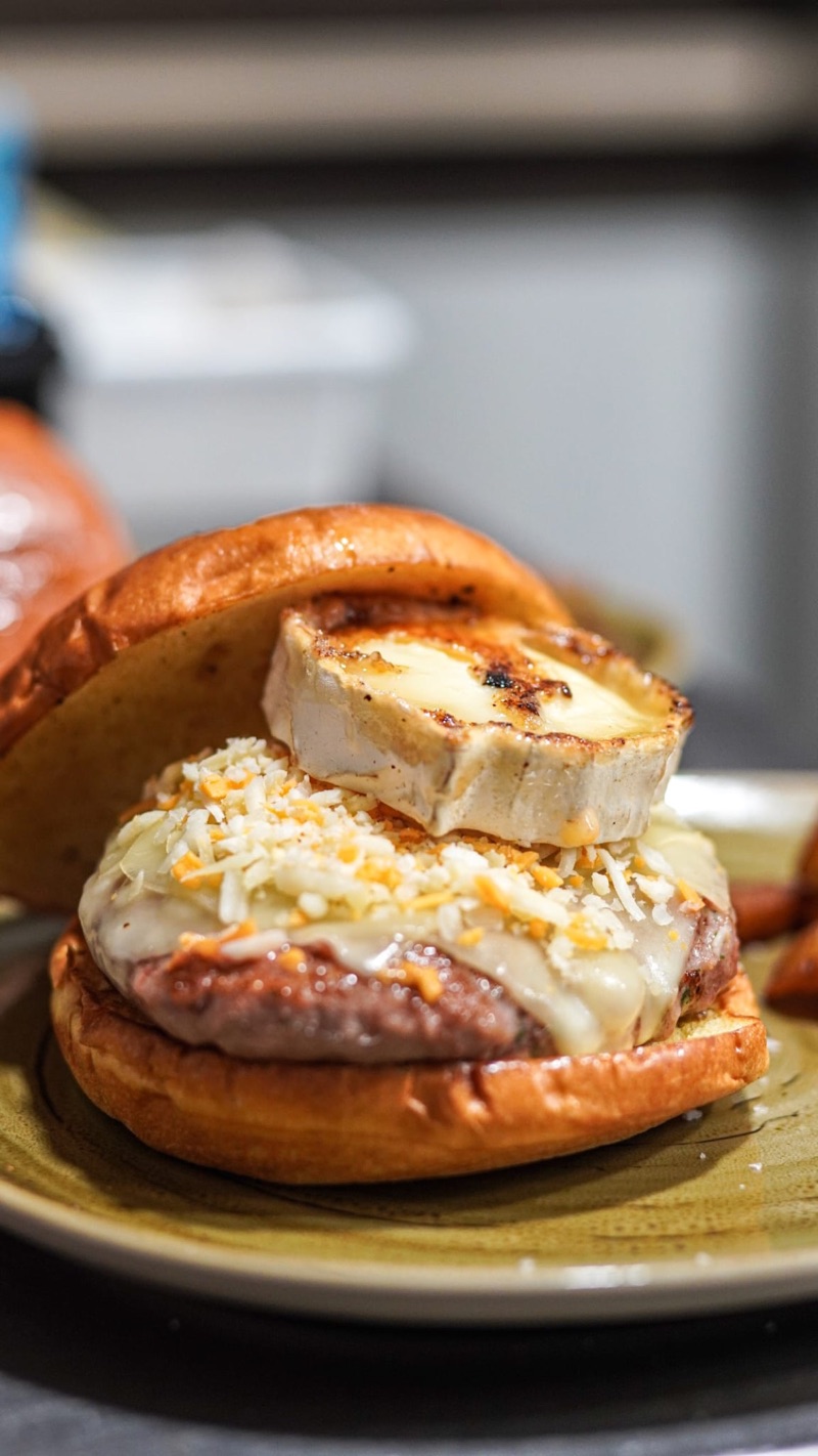 Hamburguesa amb formatge de cabra gratinat