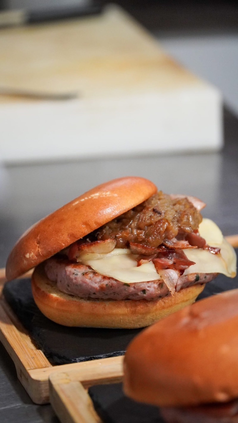 Una hamburguesa ben carregada sobre una pissarra
