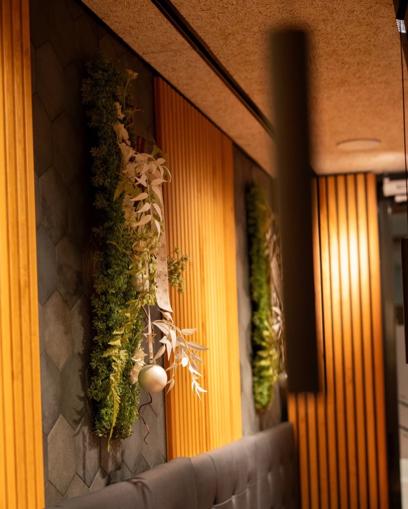 Un jardí vertical i llistons de fusta a la paret de la sala