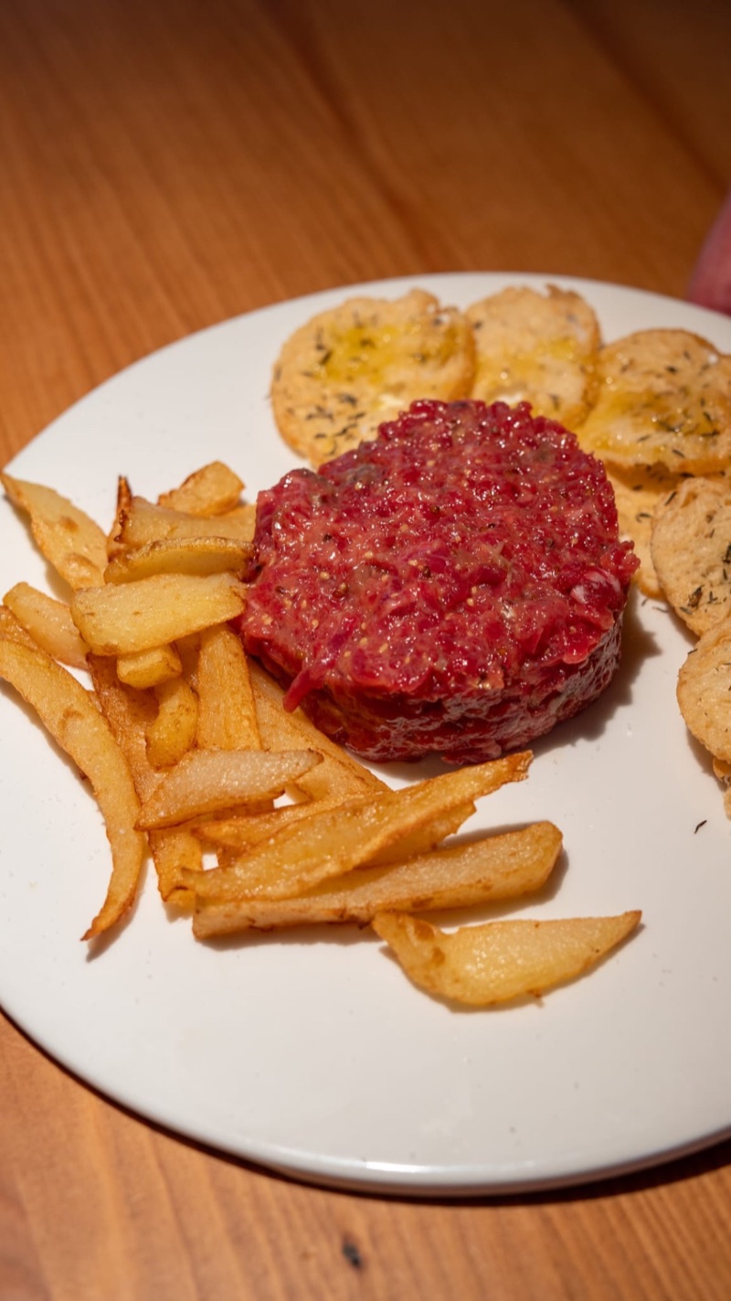 Steak tàrtar amb patates fregides i torrades, vist de dalt
