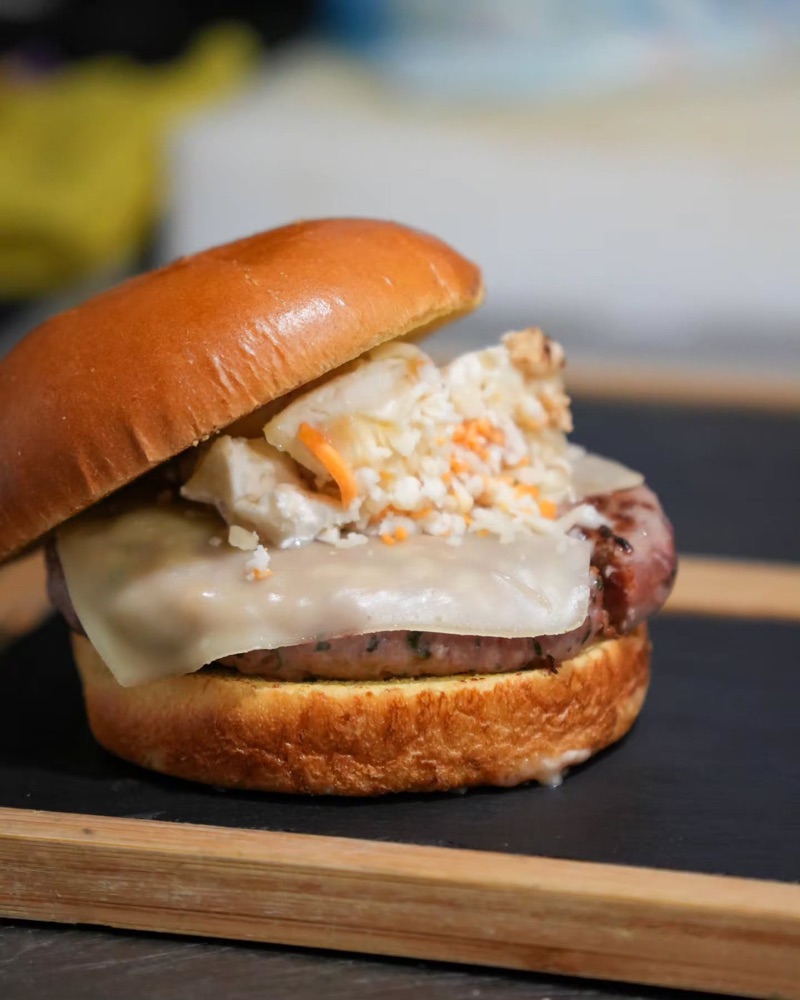 Hamburguesa amb amanida de col i formatge fos