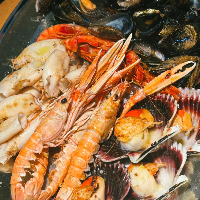 Marisc a la planxa: escamarlans, gambes, musclos i petxines