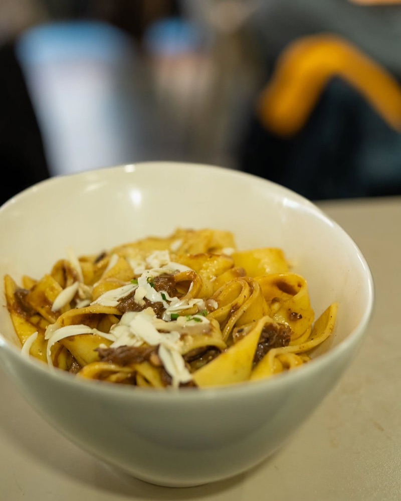 Un bol de pasta fresca amb formatge ratllat