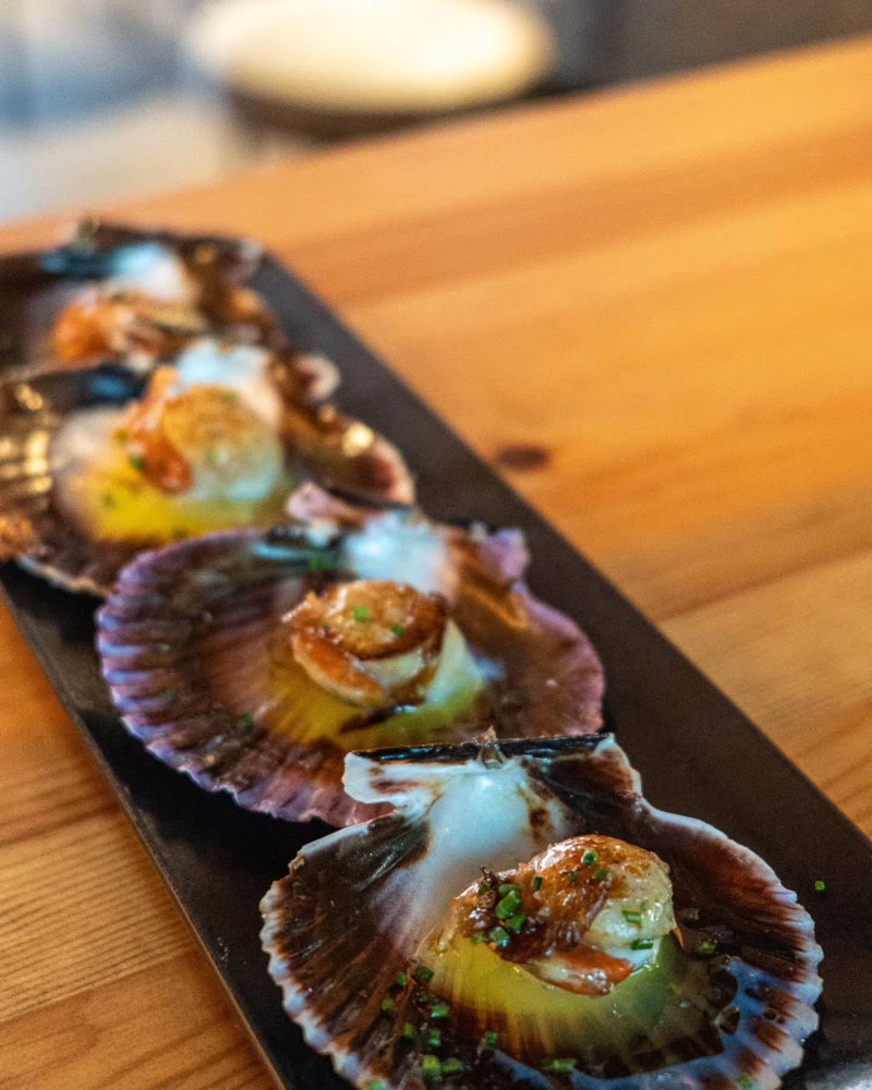 Zamburinyes gratinades a la closca, en una safata negra