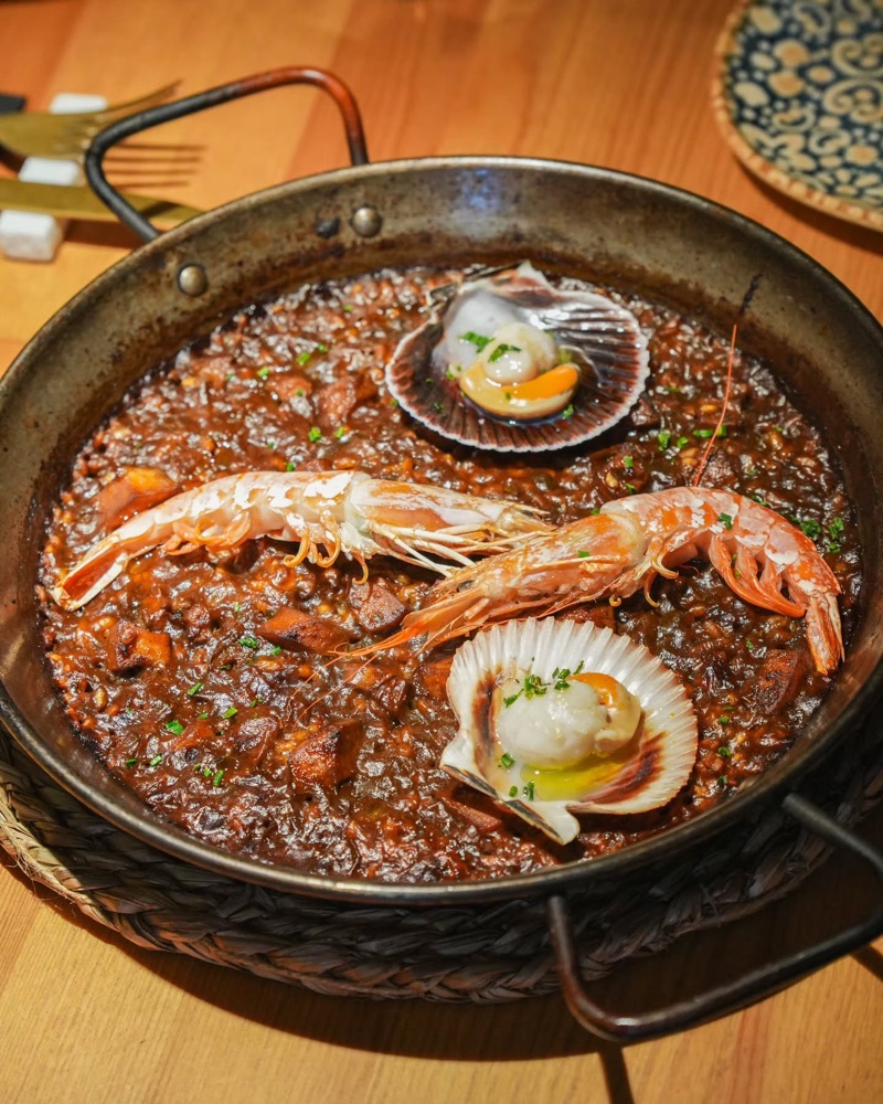 Arròs mariner a la paella, amb escamarlà i petxines