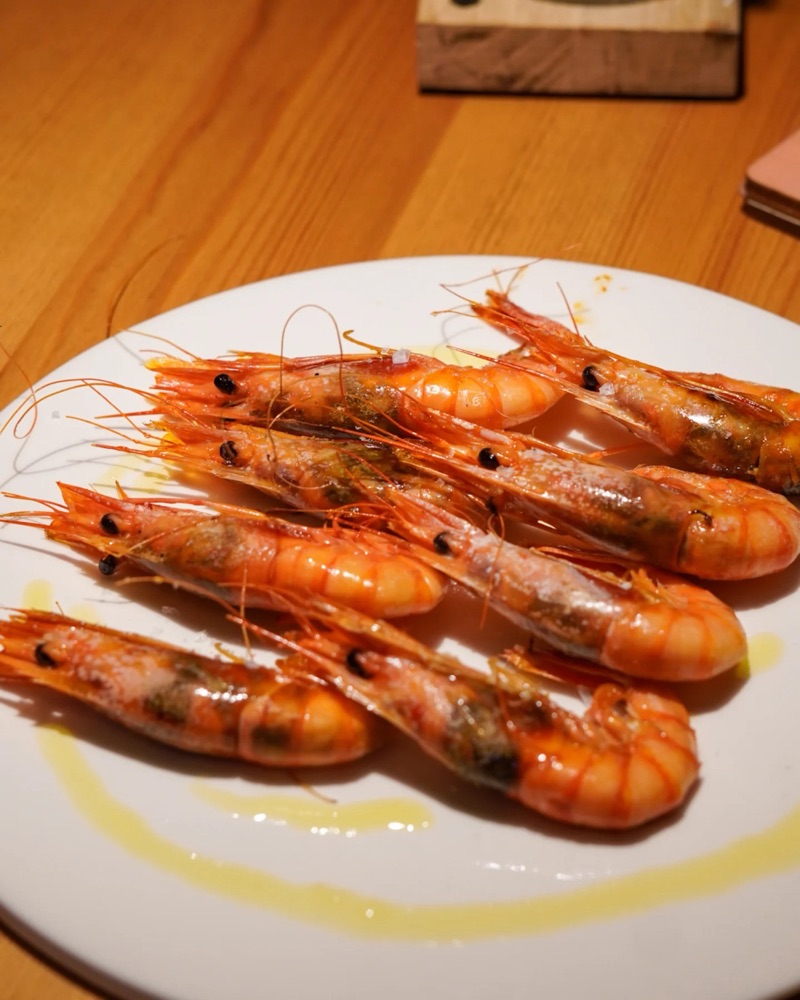 Gambes vermelles en un plat blanc