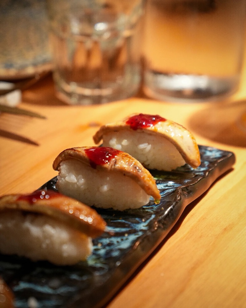 Nigiris de foie amb un punt de melmelada, en una safata negra