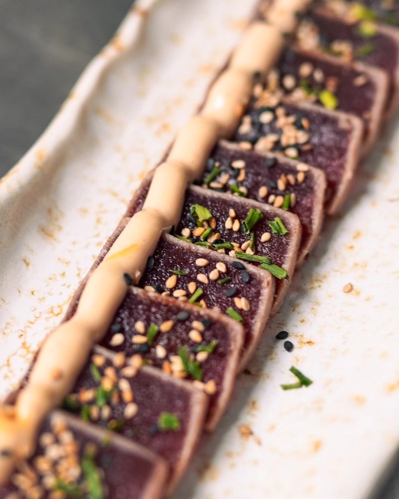 Tataki de tonyina tallat, amb sèsam, en una safata allargada